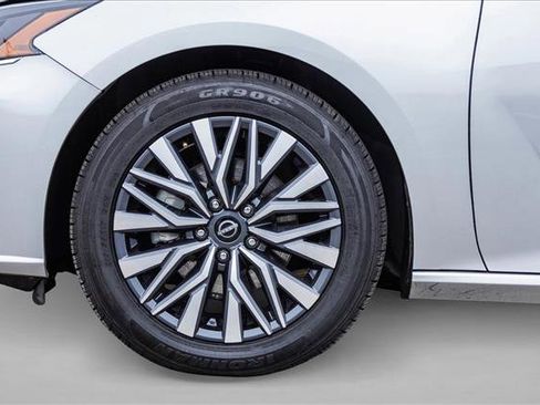 Used 2024 Nissan Altima 2.5 SV image 9