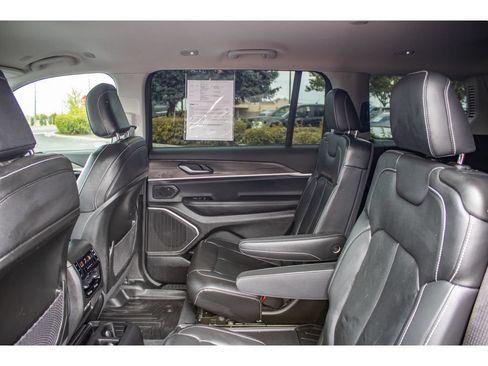 Used 2022 Jeep Grand Cherokee L Limited w/ Trailer Tow Group (B) AWD/4WD image 17