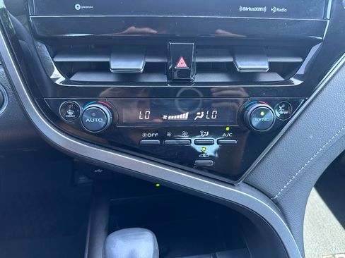 Used 2022 Toyota Camry XSE FWD image 14