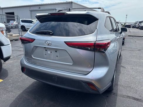 Used 2023 Toyota Highlander L FWD image 9