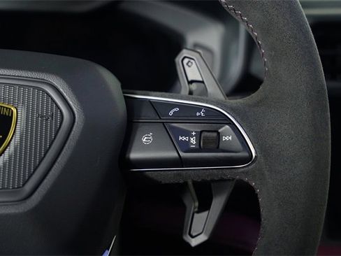 Used 2025 Lamborghini Urus SE image 53