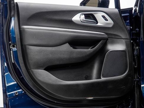 Used 2025 Chrysler Pacifica Premium FWD image 35