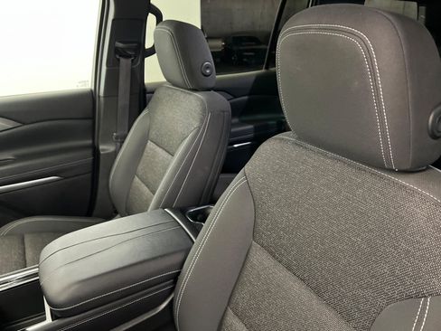 Used 2025 Chevrolet Traverse LT w/ Midnight/Sport Edition AWD/4WD image 17