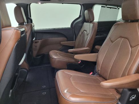 Used 2017 Chrysler Pacifica Limited FWD image 18