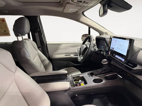 Used 2025 Toyota Sienna XLE w/ XLE Plus Package image 16
