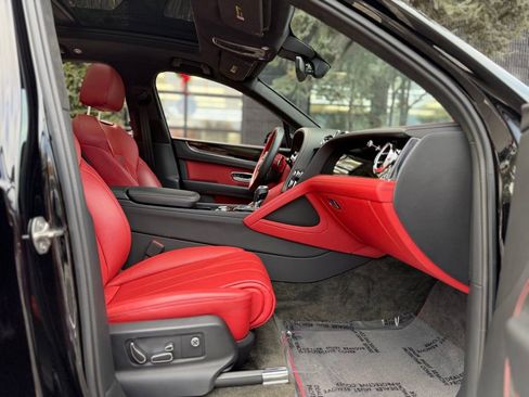 Used 2023 Bentley Bentayga image 31
