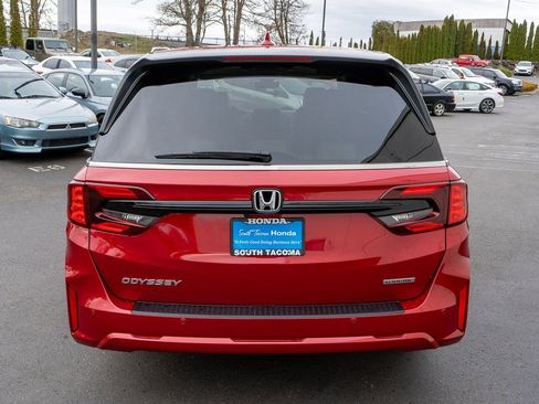 New 2026 Honda Odyssey Touring image 7