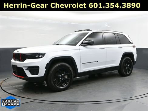 Used 2025 Jeep Grand Cherokee Altitude image 2