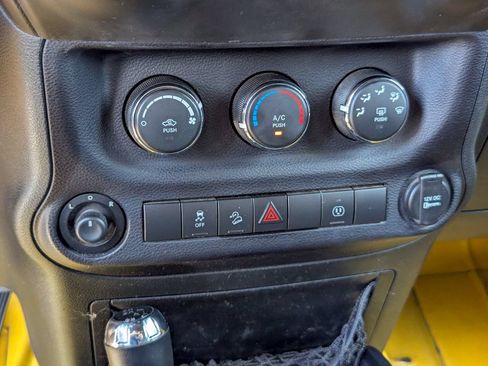 Used 2015 Jeep Wrangler Unlimited Rubicon w/ Connectivity Group AWD/4WD image 21