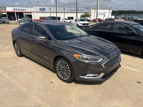 Used 2018 Ford Fusion Titanium FWD image 4