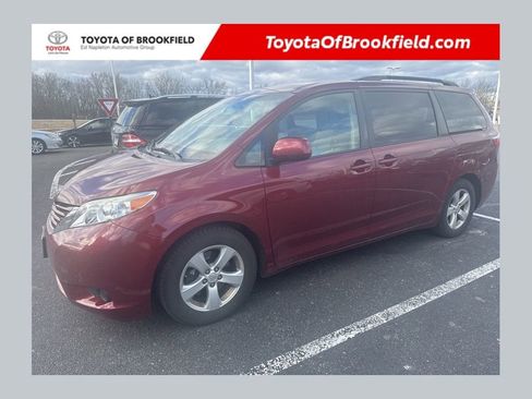 Used 2015 Toyota Sienna LE image 1