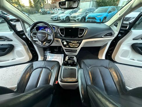 Used 2021 Chrysler Pacifica Touring-L image 25