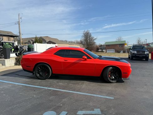 Used 2016 Dodge Challenger SRT Hellcat image 2