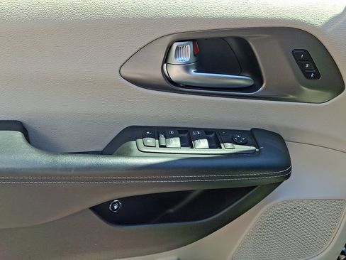 Used 2023 Chrysler Pacifica Touring-L FWD image 13