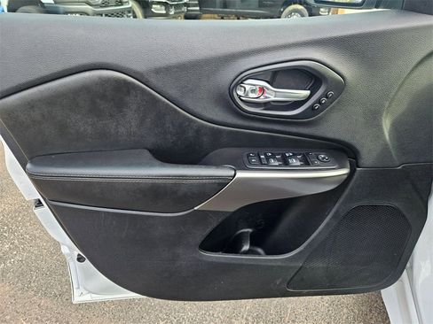 Used 2019 Jeep Cherokee Overland w/ Technology Group image 11