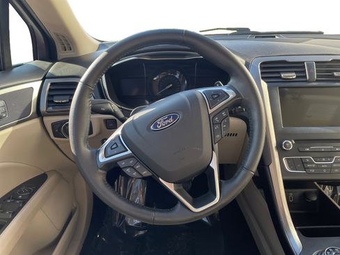 Used 2017 Ford Fusion SE w/ Fusion SE Technology Package image 19