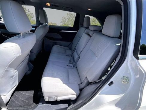 Used 2015 Toyota Highlander LE AWD/4WD image 24