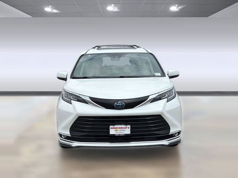 Used 2023 Toyota Sienna XLE FWD image 6