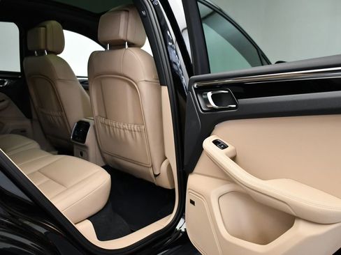 Certified 2025 Porsche Macan AWD/4WD image 53