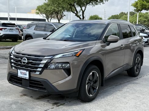 Used 2025 Nissan Rogue SV w/ SV Premium Package image 9