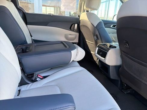 Used 2025 Kia Carnival EX image 30