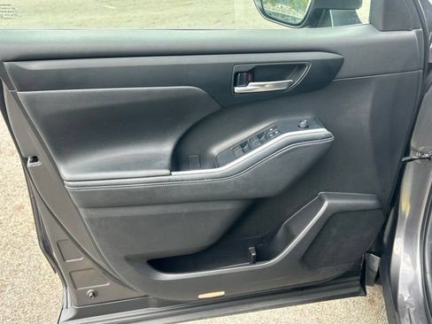Used 2021 Toyota Highlander XLE AWD/4WD image 22