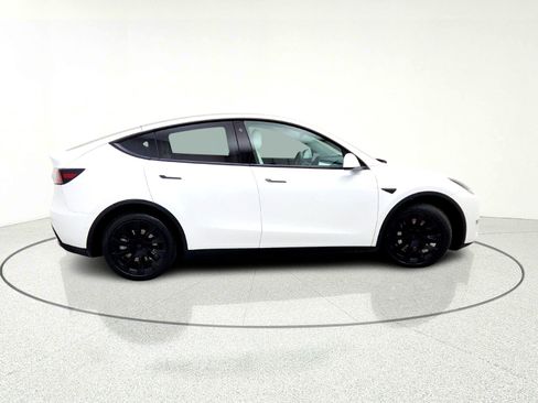 Used 2022 Tesla Model Y Long Range image 9