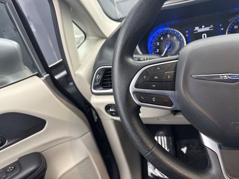 Used 2020 Chrysler Pacifica Touring image 26