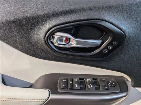 Used 2021 Jeep Cherokee Limited image 14