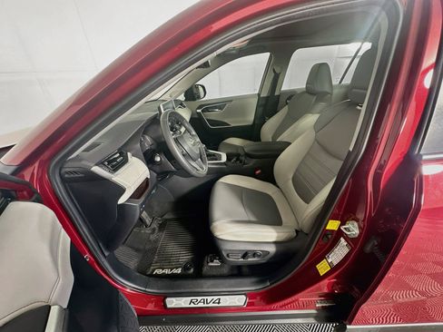Used 2019 Toyota RAV4 Limited FWD image 13