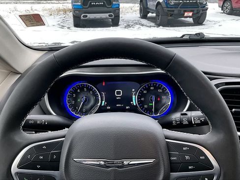 Used 2024 Chrysler Pacifica Touring-L image 18