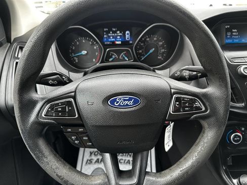 Used 2018 Ford Focus SE w/ SE Appearance Package image 13