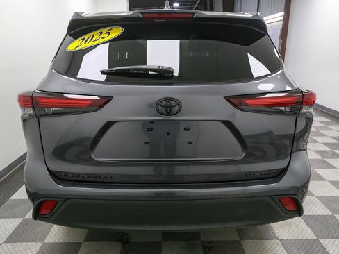 Certified 2025 Toyota Highlander XLE image 13