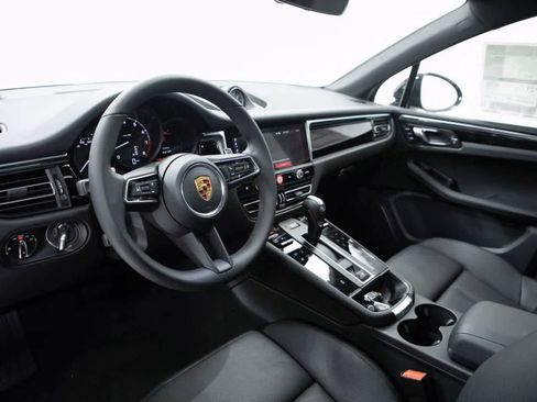 Certified 2026 Porsche Macan AWD/4WD image 4