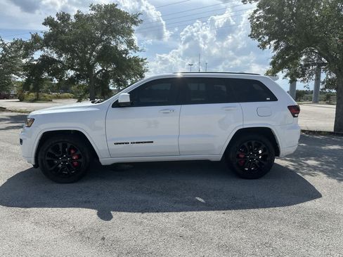 Used 2020 Jeep Grand Cherokee Altitude RWD image 10