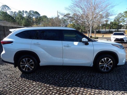 Used 2022 Toyota Highlander XLE image 4