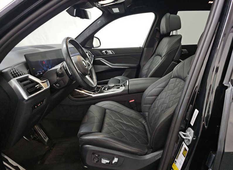 Used 2024 BMW X7 xDrive40i w/ M Sport Package AWD/4WD image 2