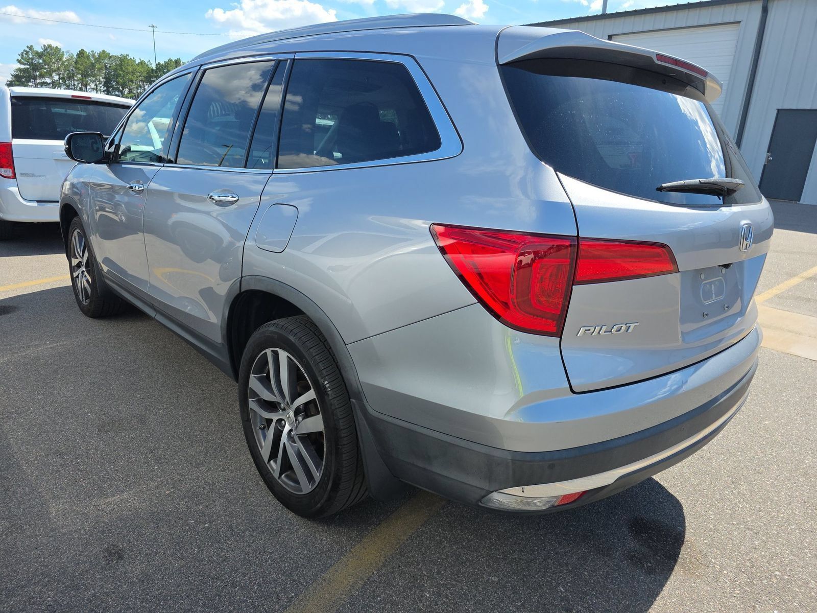 Used 2017 Honda Pilot Touring image 8