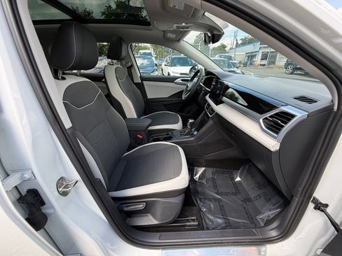 Used 2025 Volkswagen Taos SE w/ Panoramic Sunroof Package FWD image 27