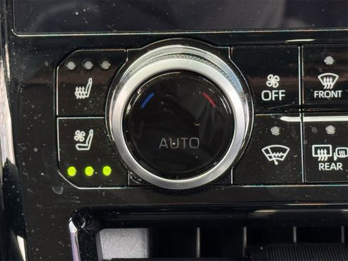 Used 2024 Toyota Highlander Platinum image 18