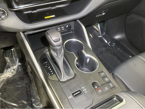 Used 2023 Toyota Highlander XLE image 32