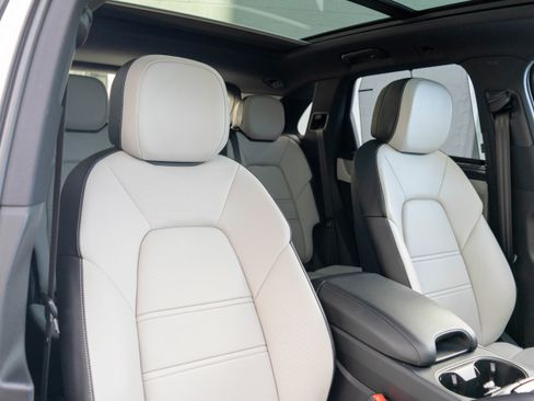 Used 2024 Porsche Cayenne image 30