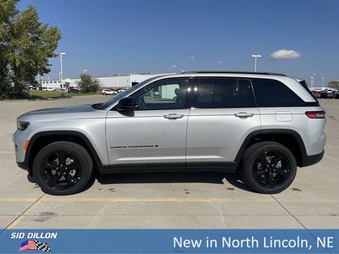 New 2025 Jeep Grand Cherokee Altitude image 2
