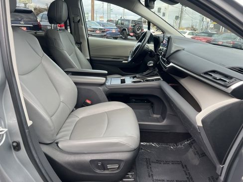 Used 2024 Toyota Sienna XLE image 37