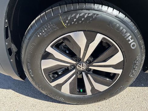 New 2026 Volkswagen Atlas Cross Sport SE FWD image 9