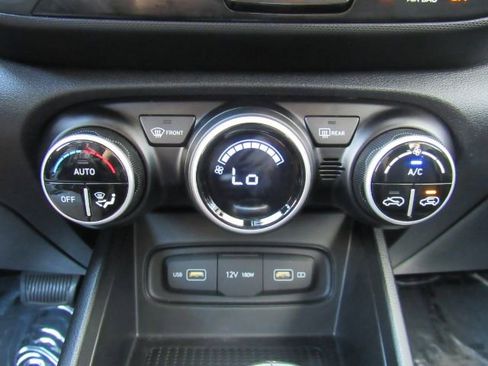 Used 2022 Hyundai Venue SEL image 40