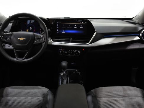 Used 2025 Chevrolet Trax LT FWD image 8