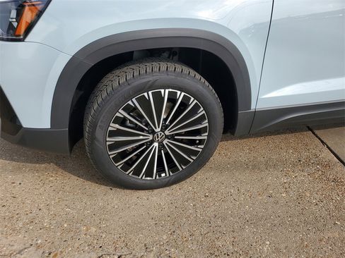 Used 2025 Volkswagen Taos SE image 5