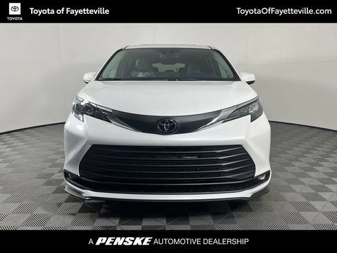 Used 2026 Toyota Sienna XLE FWD image 7