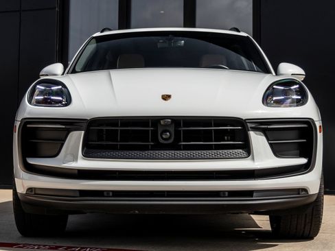 Certified 2024 Porsche Macan AWD/4WD image 8